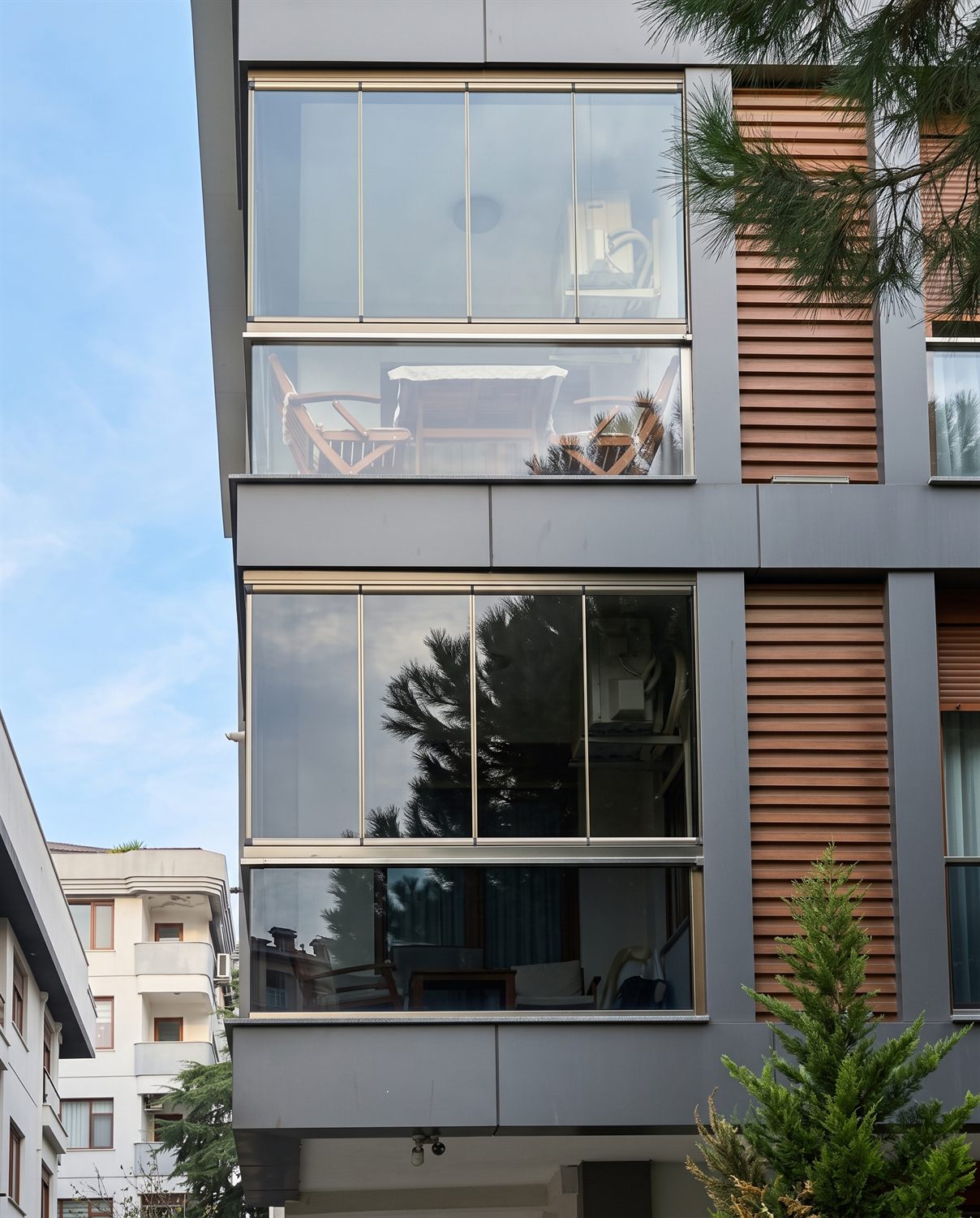 Bina cephesi ve balkon camlarına uygulanmış ısı yalıtım cam filmi